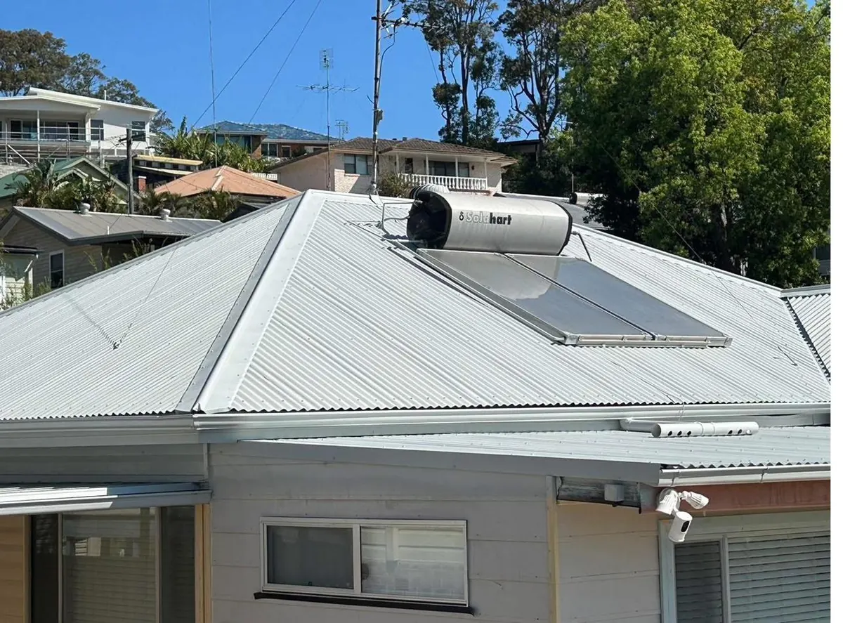 White Colorbond roof after Dulux AcraTex respray